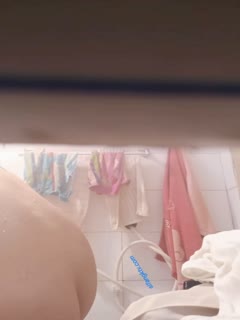 帮隔壁的女生通马桶的时候 偷偷藏了一个摄像头 偷拍她洗澡 身材很有料